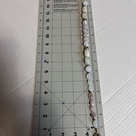 Elegant Beaded Necklace in White and Gold - Picture 4 of 4